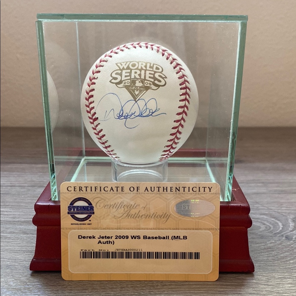 Derek JETER Signed 2009 World Series Baseball in Display Case